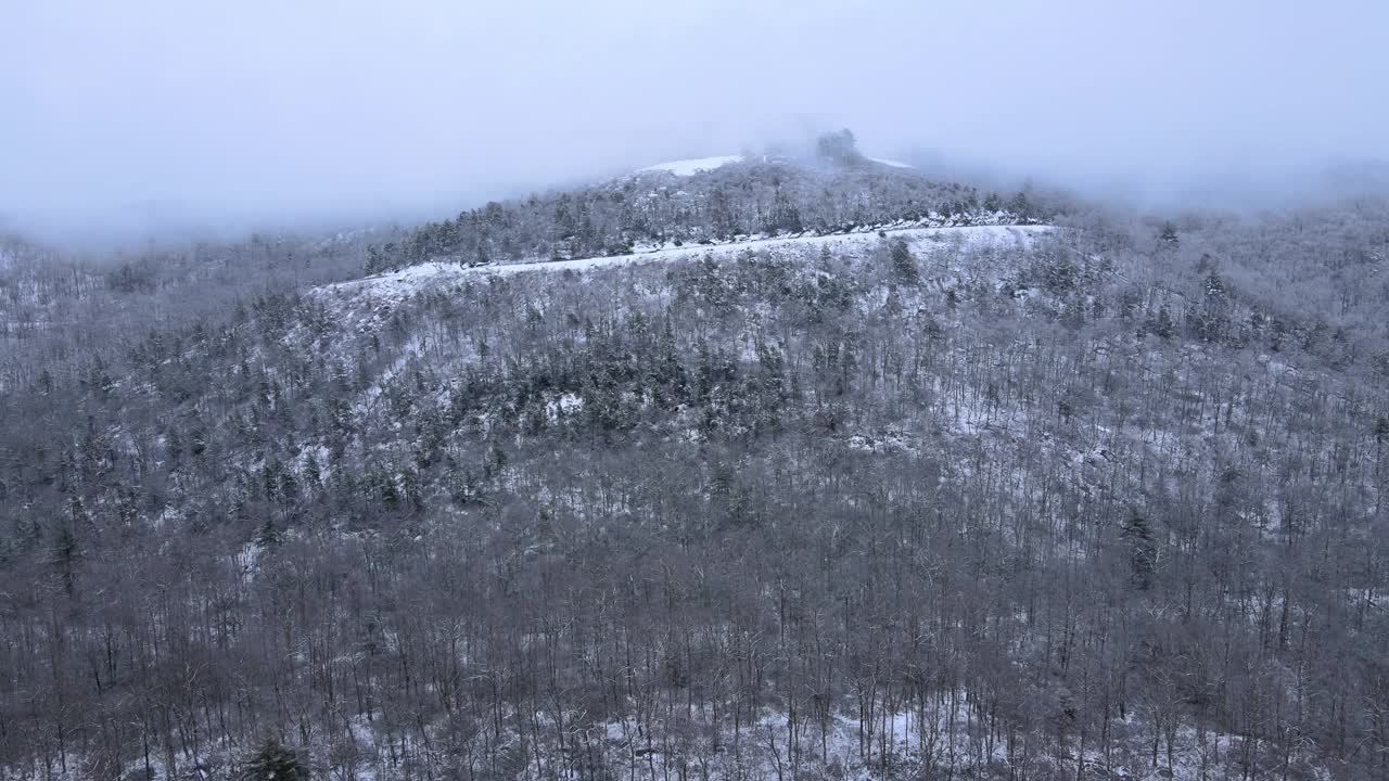 无人机拍摄的雪山画面视频素材