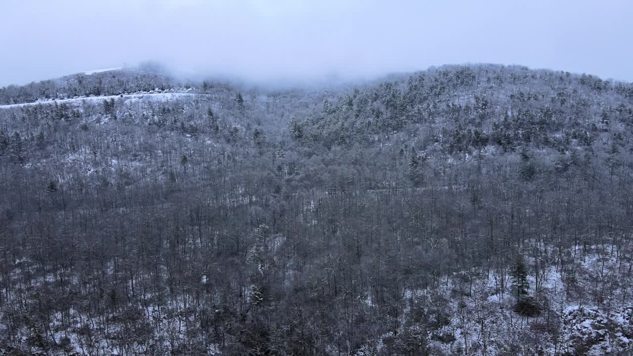 无人机拍摄的雪山画面视频素材