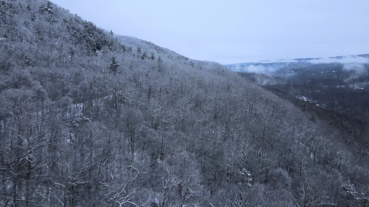 无人机拍摄的雪山画面视频素材