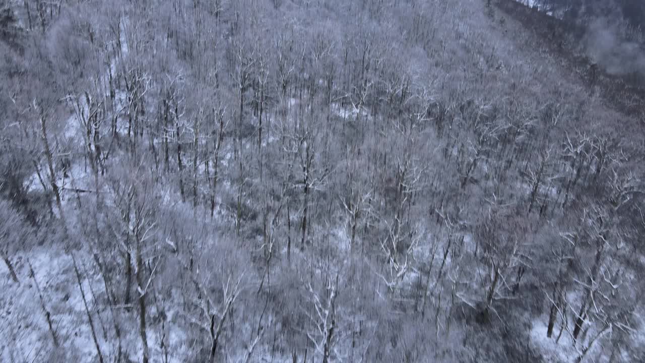 无人机拍摄的雪山画面视频素材