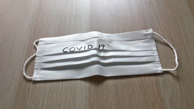 Covid - 19疫情意识、丝带和面具视频素材