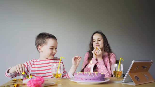 孩子们庆祝网上生日视频素材