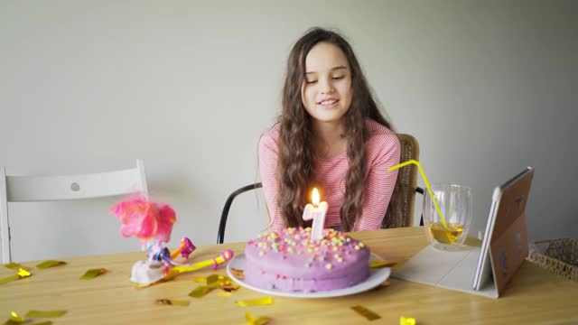 孤单女孩在网上庆祝生日视频素材