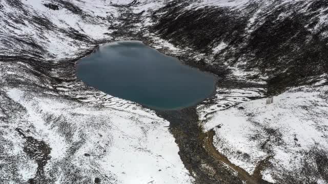 一个湖隐藏在雪山峡谷里视频素材