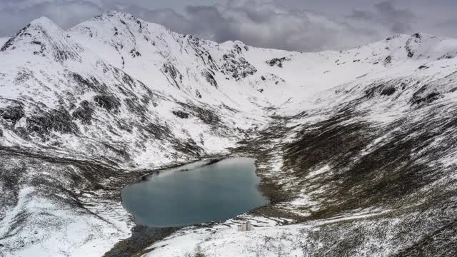 一个湖隐藏在雪山峡谷里视频素材