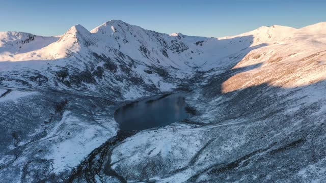 29、朝阳刚刚照亮了雪山，湖面还静静地躺在雪山的怀抱里视频素材