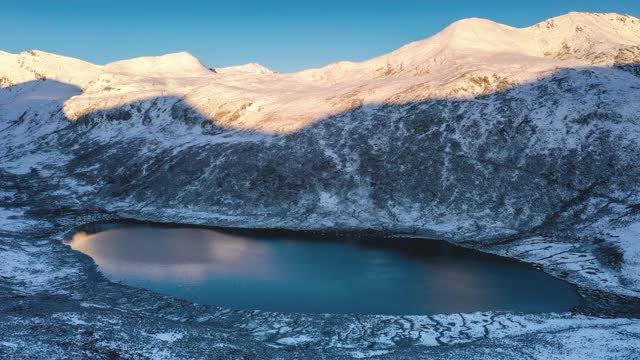 29、朝阳刚刚照亮了雪山，湖面还静静地躺在雪山的怀抱里视频素材