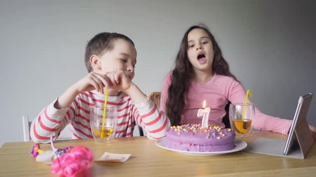 孩子们庆祝网上生日视频素材