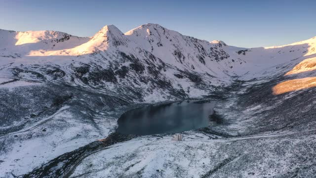 29、朝阳刚刚照亮了雪山，湖面还静静地躺在雪山的怀抱里视频素材