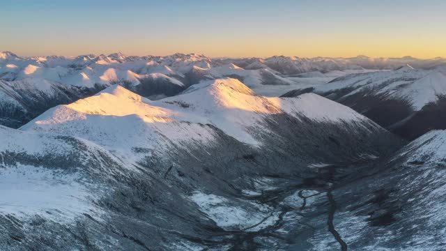 日出时，无数雪山被太阳照亮视频素材