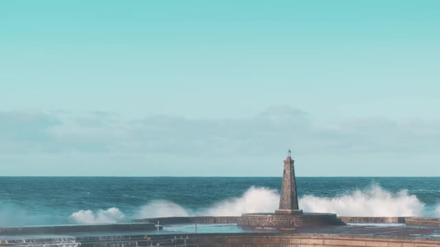 惊涛骇浪冲击着辽阔海洋上孤独的灯塔视频素材