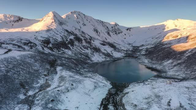 29、朝阳刚刚照亮了雪山，湖面还静静地躺在雪山的怀抱里视频素材