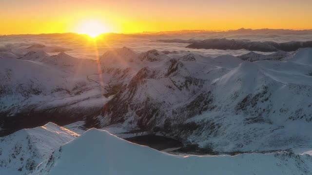 太阳从无数的雪山后面升起视频素材