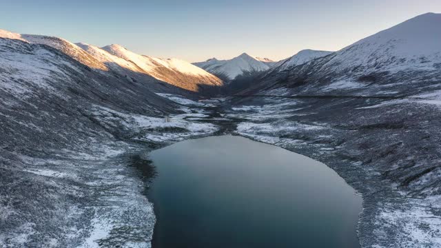 29、朝阳刚刚照亮了雪山，湖面还静静地躺在雪山的怀抱里视频素材