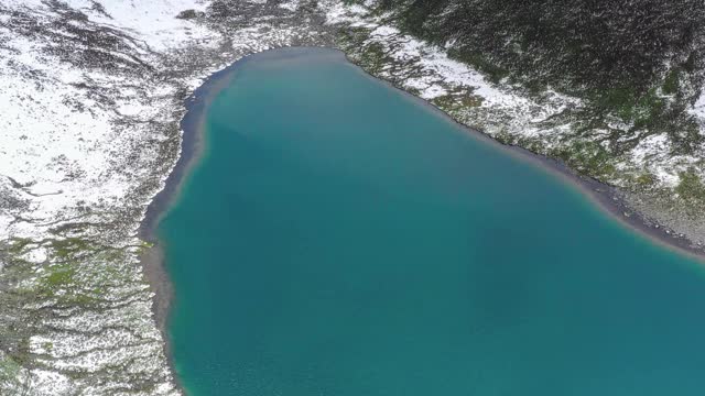 一个湖隐藏在雪山峡谷里视频素材