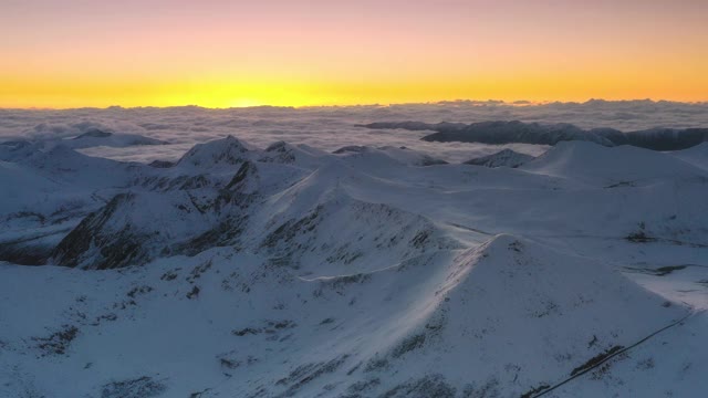 太阳从无数的雪山后面升起视频素材