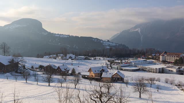 人们在瑞士阿尔卑斯山滑雪橇的时间。山上覆盖着积雪。Morschach,广州施维茨视频素材