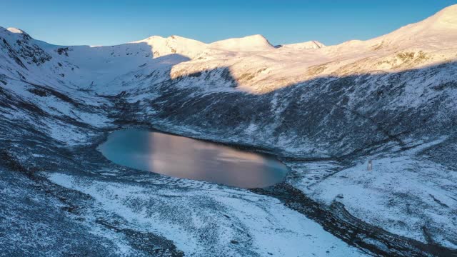 29、朝阳刚刚照亮了雪山，湖面还静静地躺在雪山的怀抱里视频素材