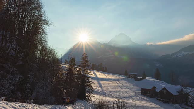 雪山中的落日。阳光在山的上方。高山山坡全景。Morschach,广州施维茨视频素材