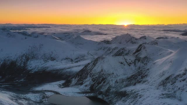 太阳从无数的雪山后面升起视频素材