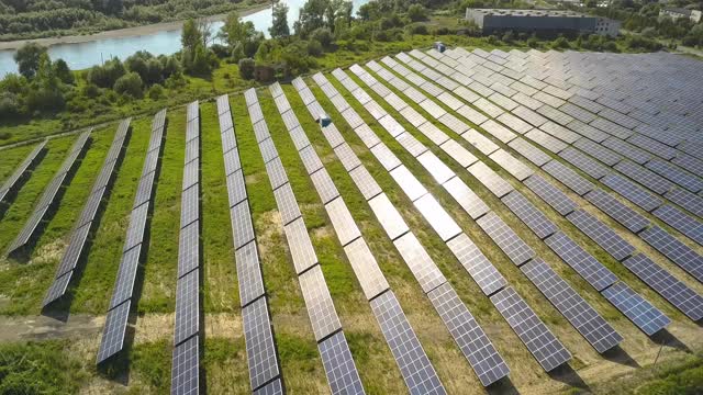 太阳能发电厂场地鸟瞰图。生产清洁生态能源的光电板。视频素材