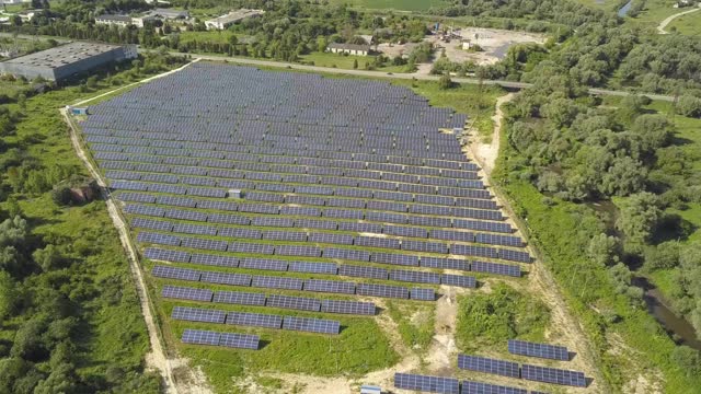 太阳能发电厂场地鸟瞰图。生产清洁生态能源的光电板。视频素材