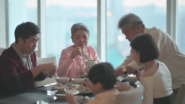 多代人除夕在公寓吃团圆饭视频素材