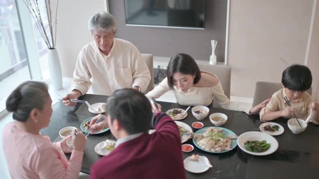 多代人除夕在公寓吃团圆饭视频素材