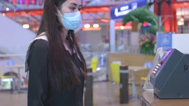 女商人在商店收银台用信用卡结账视频素材