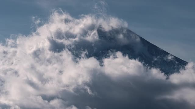 云雾环绕的富士山视频素材