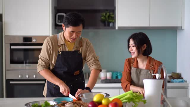 年轻的亚洲夫妇在厨房准备蔬菜视频素材