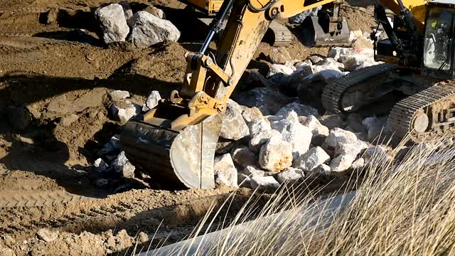 铲式起重机在建筑工地搬运岩石视频素材