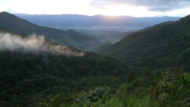 色彩缤纷的秋天日出，日落在自然的背景。灵感远足和旅游概念视频素材