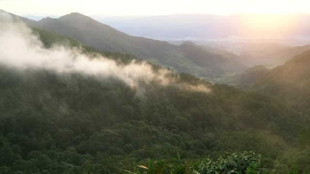 色彩缤纷的秋天日出，日落在自然的背景。灵感远足和旅游概念视频素材