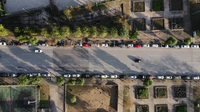 从上到下的道路与汽车和交通。视频素材