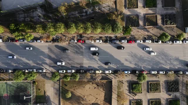 从上到下的道路与汽车和交通。视频素材