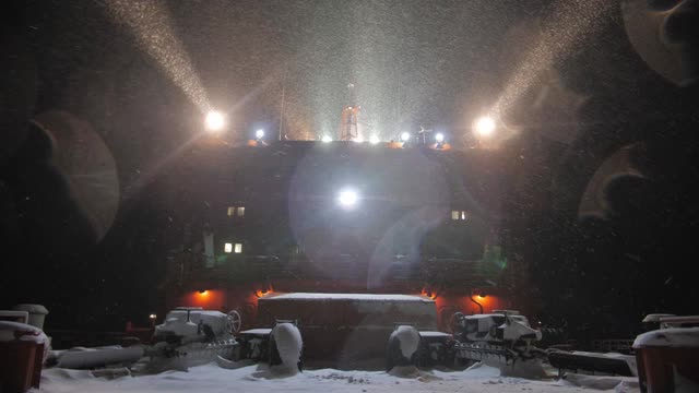 核动力破冰船的甲板在夜间航行。降雪视频素材