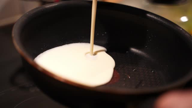 煎锅上的煎饼。制作煎饼。视频素材