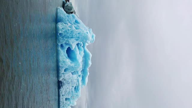 冰山在Jokulsarlon冰川泻湖视频素材