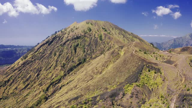 巴图尔火山顶部，印尼巴厘岛。4 k鸟瞰图视频素材