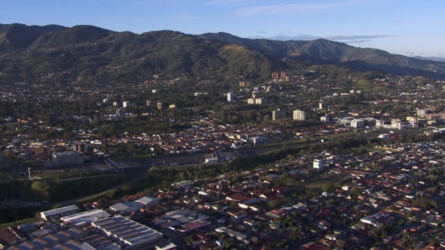 哥斯达黎加山区圣何塞市的鸟瞰图。视频素材