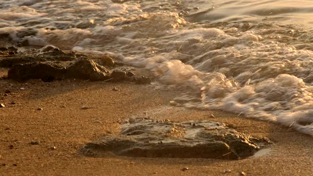 慢镜头，自然背景，海浪冲到沙珊瑚海岸。海浪正慢慢地向沙滩上漂去视频素材