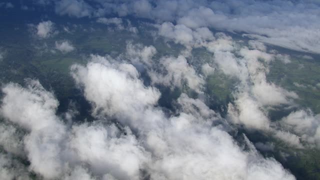 阿雷纳尔火山被云包围的鸟瞰图，哥斯达黎加。视频素材