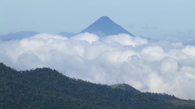 阿雷纳尔火山被云包围的鸟瞰图，哥斯达黎加。视频素材