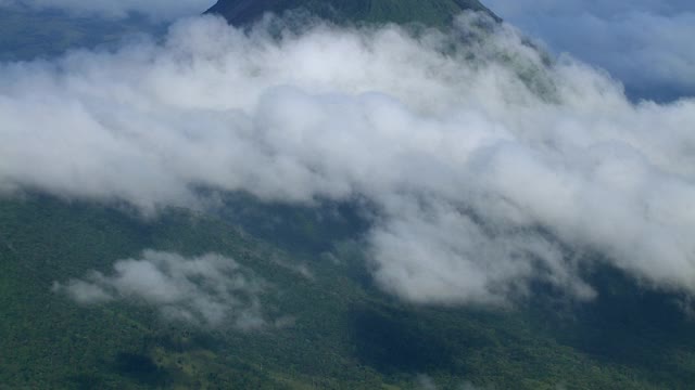 阿雷纳尔火山被云包围的鸟瞰图，哥斯达黎加。视频素材