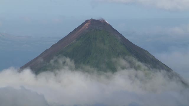 阿雷纳尔火山被云包围的鸟瞰图，哥斯达黎加。视频素材