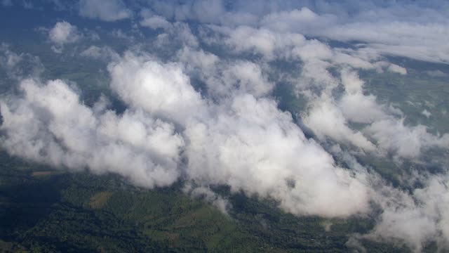 阿雷纳尔火山被云包围的鸟瞰图，哥斯达黎加。视频素材