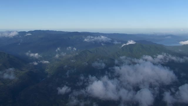 山脉和阿里纳斯火山被云包围的鸟瞰图，哥斯达黎加。视频素材