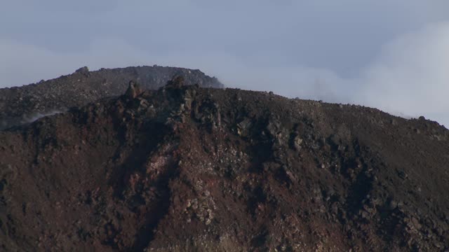 鸟瞰图从火山口的阿雷纳尔火山周围的云，哥斯达黎加。视频素材