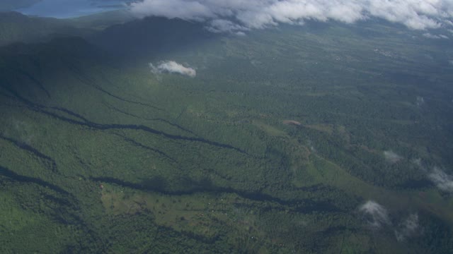 阿雷纳尔火山被云包围的鸟瞰图，哥斯达黎加。视频素材